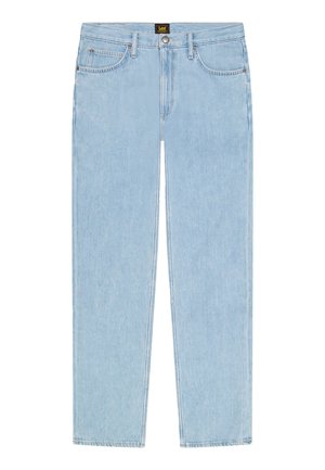 Jean denim bleu clair à jambes droites avec cinq poches, passants pour ceinture, fermeture par bouton et étiquette de la marque Lee sur la ceinture.