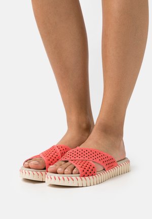 Ilse Jacobsen, Mules - coral