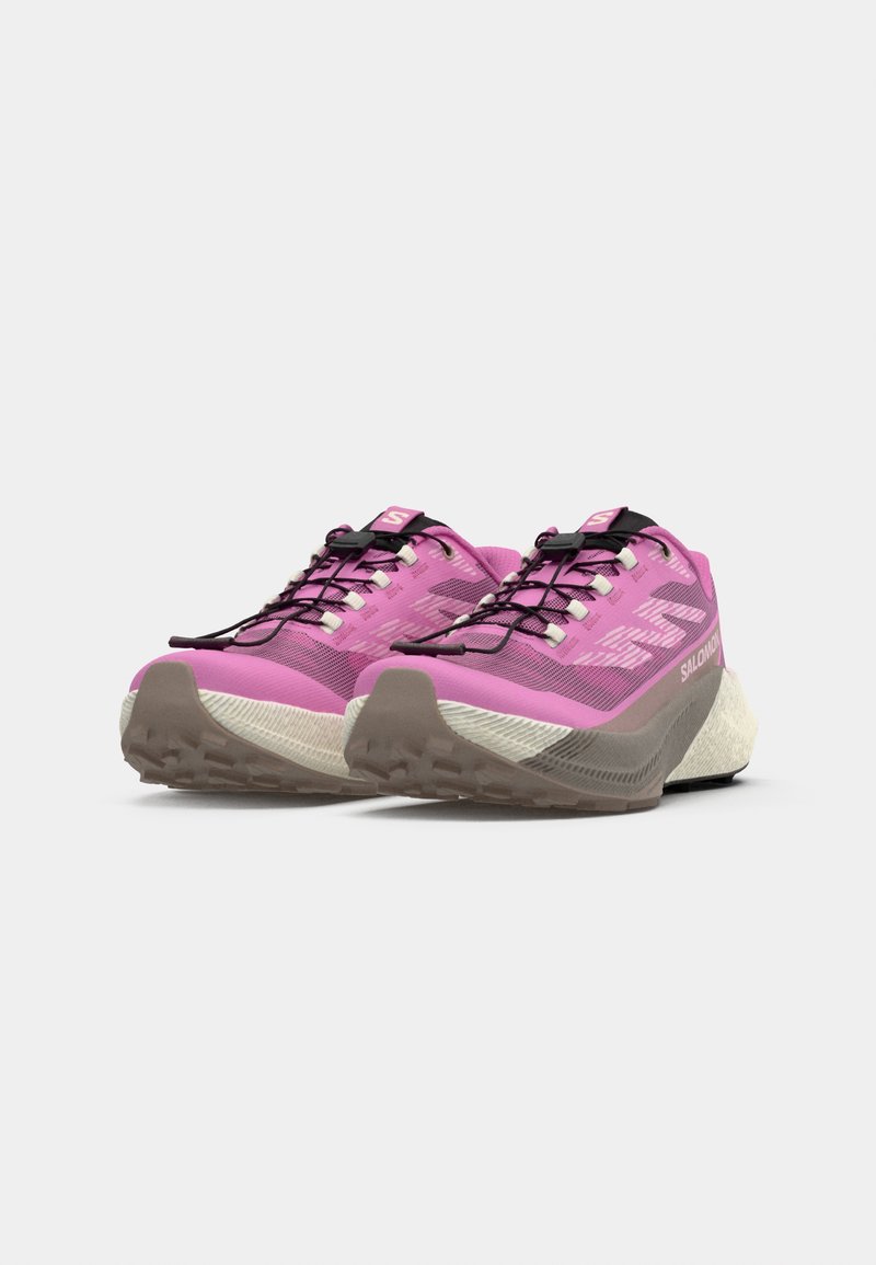 Roze trailrunningschoenen met een mesh bovenwerk, zwarte veters en een gestructureerde bruine buitenzool. Beschikt over een gewatteerde witte tussenzool voor ondersteuning.