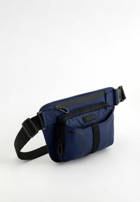 Marinblå nylon midjeväska med flera dragkedjefack, justerbar svart rem och dekorativ sömnadsdetalj.