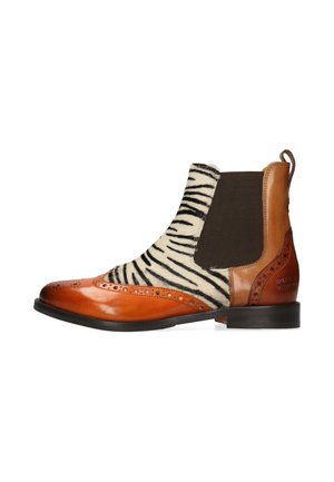 Lederknöchelstiefel mit Zebradruck-Stoffeinsatz, Brogue-Details, elastischem Seiteneinsatz und Zuglasche an schwarzer Sohle.