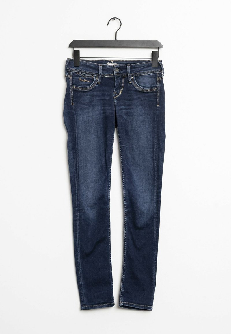 Jean slim bleu foncé avec poches avant et détails de couture suspendu sur un cintre noir sur fond blanc.