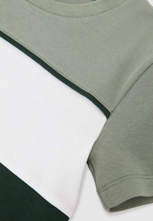 Lühikeste varrukatega T-särk oliivrohelise, valge ja tumerohelise värviplokidena; pehme puuvillane materjal; ümar kaelus; servade ääres nähtavad õmblused.