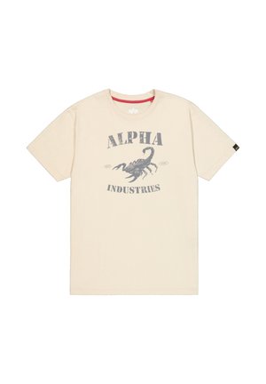 Bézs rövid ujjú póló "Alpha Industries" felirattal és egy nagy fekete skorpió grafikával középen elöl.