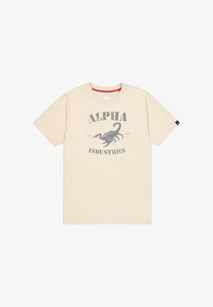 Bézs rövid ujjú póló "Alpha Industries" felirattal és egy nagy fekete skorpió grafikával középen elöl.