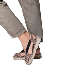 Leopard-print espadrille sandals with black elastic straps and a jute-wrapped sole. Textured fabric and open-toe design offer ventilation.