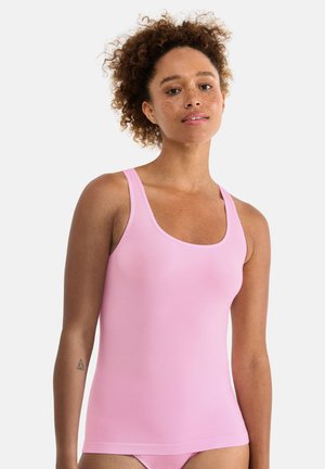 Débardeur rose clair avec larges bretelles, encolure dégagée et coupe ajustée. Confectionné dans un matériau lisse et extensible. Pas de motifs visibles.