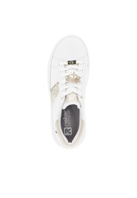 Sneaker bianco con pannello laterale testurizzato, dettagli in oro e particolare in crema. Presenta una chiusura con lacci e una soletta imbottita con il logo del marchio.