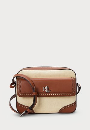 Sac bandoulière rectangulaire en tissu beige avec bordure en cuir marron, clous décoratifs, rabat à l'avant et logo RLL argenté avec bandoulière réglable.