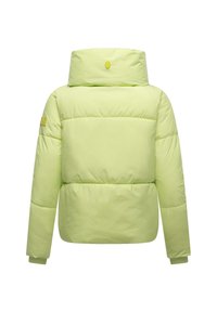 Gewatteerde jas in fel limoen groen, met een hoge kraag, geribde manchetten en een logo-accent op de achterkant. Glad, lichtgewicht stof.