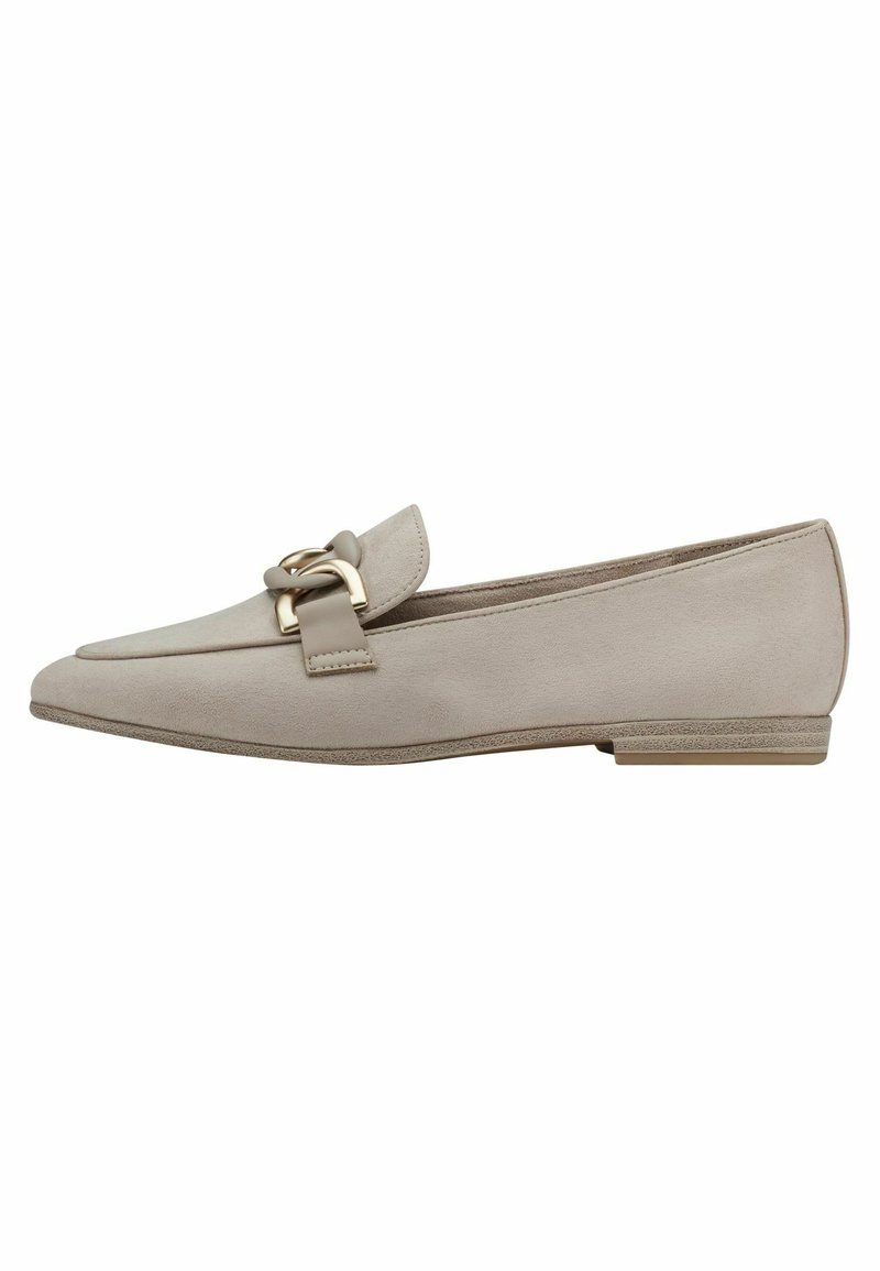 Mocassin plat en daim beige avec bout pointu et détail chaîne dorée sur le dessus, talon bas, vue de côté sur fond blanc.