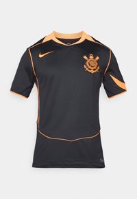 Must olnud must sportlik särk lühikeste varrukatega, millel on oranžid detailid ja logo vasakul rinnal. Valmistatud hingavast kangast.