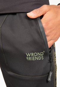 Wrong Friends LYON - Pantalones deportivos - groen