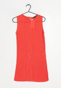 Robe sans manches rouge, texture plissée, encolure ronde, ouverture en forme de trou de serrure au dos, le tissu tombe légèrement, ourlet asymétrique. Accrochée à un crochet noir.