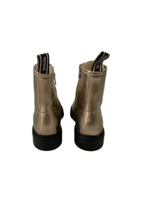 Stivaletti alla caviglia metallici dorati con una texture liscia, chiusura con zip e suola in gomma nera. Presentano una linguetta per una facile calzata.