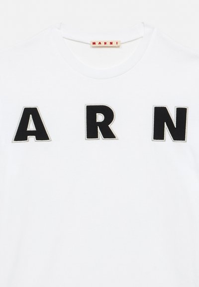 Λευκό T-shirt με στρογγυλή λαιμόκοψη και μεγάλα μαύρα γράμματα "A R N" ραμμένα στο στήθος, και μια μικρή ετικέτα "MARNI" στο εσωτερικό του γιακά.
