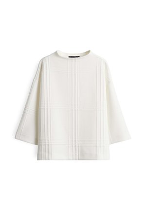 Haut à manches longues blanc avec un motif texturé à carreaux subtil et un col rond.