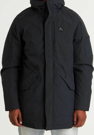 Parka en marine avec capuche, fermeture éclair à l'avant, grandes poches avant et poche poitrine. Fabriquée en tissu lisse et résistant avec une coupe structurée.
