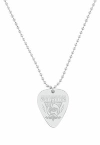Collar de tono plateado con un colgante en forma de pua de guitarra. El colgante presenta el texto grabado "SCORPIONS" y un diseño de escorpión. Cadena con cuentas.