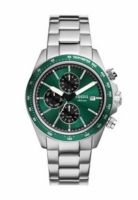 Montre chronographe en acier inoxydable argenté avec un cadran vert, des sous-cadrans noirs, des aiguilles blanches et une lunette tachymétrique. Présente également un affichage de la date.