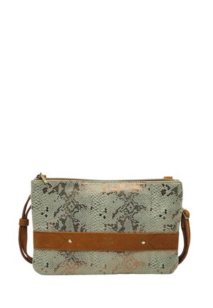 Pochette rectangulaire avec motif peau de serpent en tons gris, bandoulière en daim marron, fermeture éclair et bracelet ajustable pour poignet.
