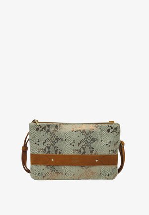 Pochette rectangulaire avec motif peau de serpent en tons gris, bandoulière en daim marron, fermeture éclair et bracelet ajustable pour poignet.