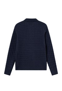 Suéter de malha azul-marinho com um padrão quadriculado texturizado, apresentando um colarinho e mangas compridas. Punhos e bainha canelados para um ajuste seguro.