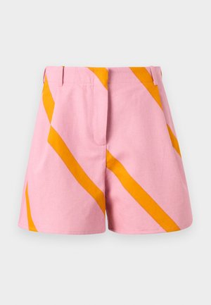 Shorts roses avec de larges rayures diagonales orange, dotés de passants pour ceinture et d'une fermeture éclair à l'avant.