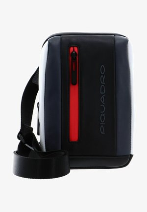 Borsa a spalla bianco e nero con finitura lucida, dotata di una cerniera centrale rossa e di una tracolla in tessuto, contrassegnata con "PIQUADRO."