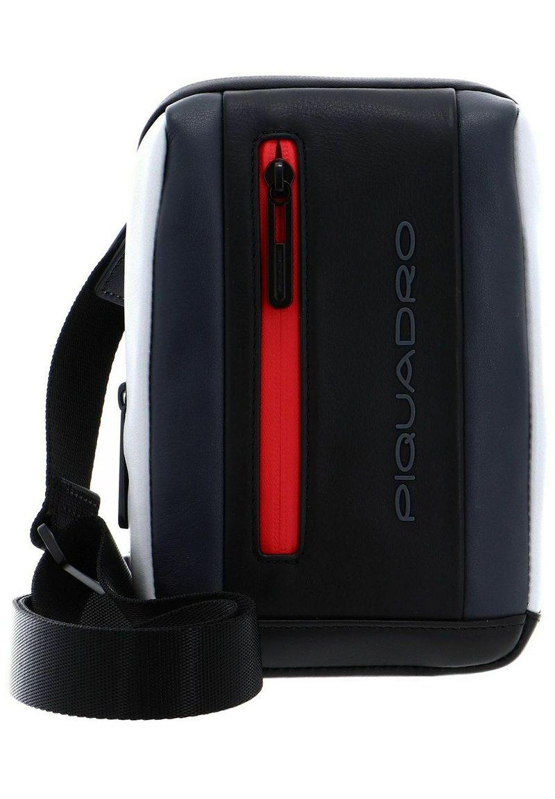 Borsa a spalla bianco e nero con finitura lucida, dotata di una cerniera centrale rossa e di una tracolla in tessuto, contrassegnata con "PIQUADRO."