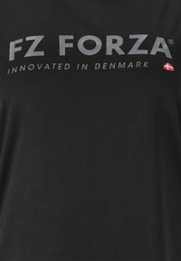Svart bomullströja med texten "FZ FORZA" i ljusgrått och "INNOVATED IN DENMARK" nedanför. Liten danska flagga som accent.