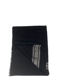 Sciarpa nera realizzata in morbido tessuto, con una fascia grigia a motivo contenente un logo ripetuto. I bordi presentano un dettaglio frangiato.