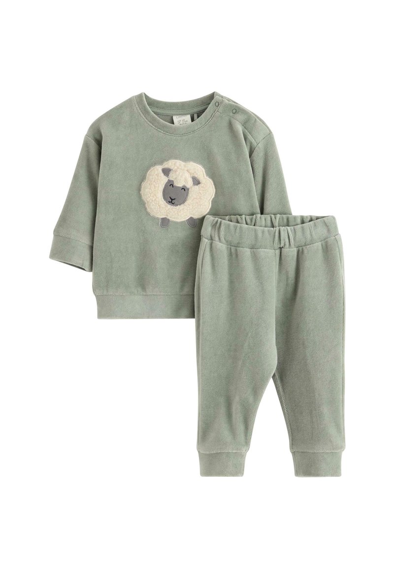 Grøn, blød velour to-delt sæt med en langærmet bluse med et lam-applikation og matchende bukser med elastisk talje.