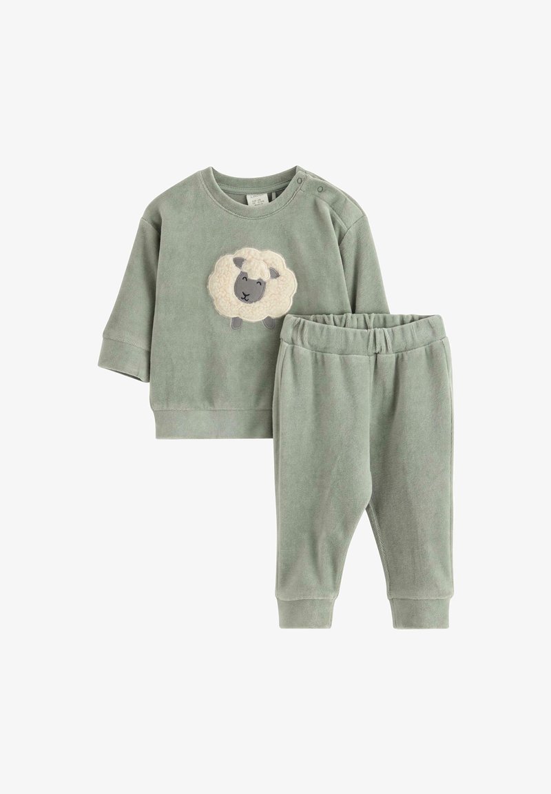 Groen, zachte velours twee-delige set bestaande uit een lange mouw top met een schaap applicatie en bijpassende broek met elastische taille.