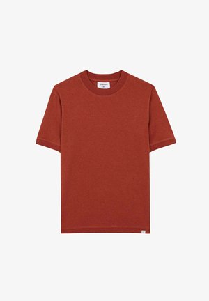 Kurzärmeliges T-Shirt mit Rundhalsausschnitt in einfarbigem, verbrannt orange Farbe. Hergestellt aus weichem Stoff mit glatter Textur und minimalen Nahtdetails.