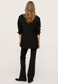 Mango Abrigo corto - black