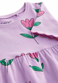 Robe pour tout-petit lavande violette avec imprimés de fleurs roses et feuilles vertes, col rond et manches courtes festonnées.