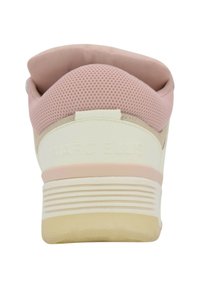 Sneaker rosa in rete con suola in gomma crema e dettagli texture. Presenta un colletto imbottito e un logo impresso sul tallone.