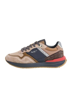 Sneaker marrone e beige che presenta un mix di camoscio e rete, con accenti blu scuro, una suola in gomma e dettagli rossi sul tallone.