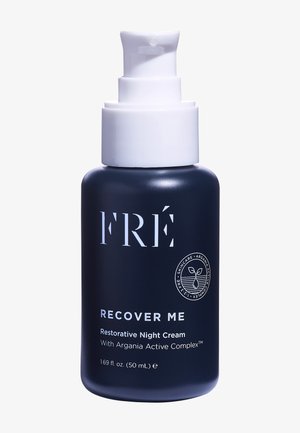 Dunkelblaue Flasche mit weißem Pumpspender. Das Etikett trägt die Aufschrift "RECOVER ME Restorative Night Cream" und enthält Informationen über den Argania Active Complex. 50 mL.