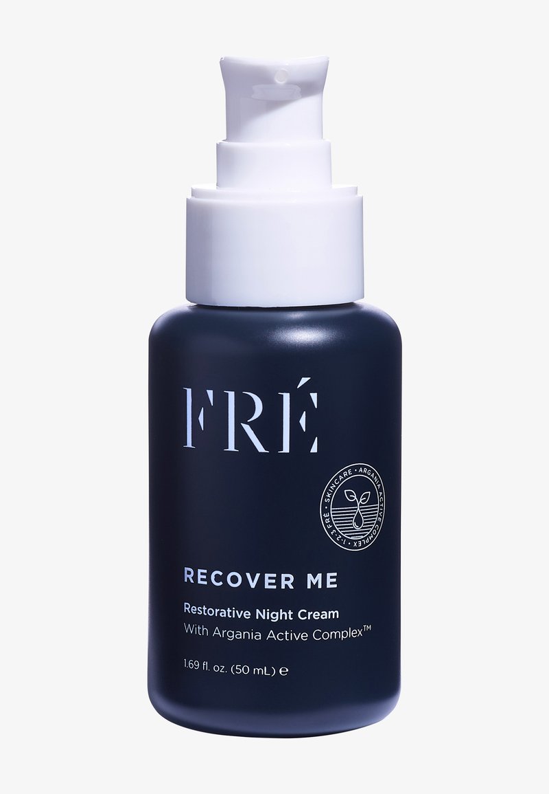 Bouteille bleu foncé avec un bouchon-pompe blanc. L'étiquette indique "RECOVER ME Crème de Nuit Restoratrice" et comprend des informations sur le complexe actif d'argan. 50 mL.