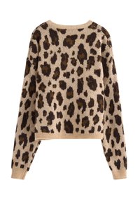 Pull beige avec un design imprimé léopard en marron foncé et noir, à manches longues et à coupe décontractée. Texture en tricot doux.