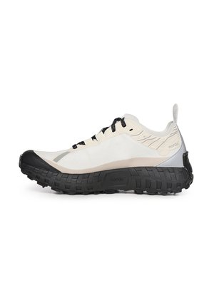 Sneaker basse con tomaia in mesh bianco, dettagli beige, suola nera testurizzata, lacci neri e linguetta posteriore con motivo e scritta "norda".