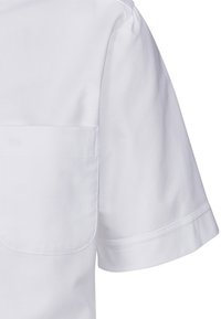 Camicia bianca a maniche corte realizzata in tessuto morbido, con taschino sul lato sinistro del petto e dettagli di cucitura sottili. Design minimalista senza motivi.
