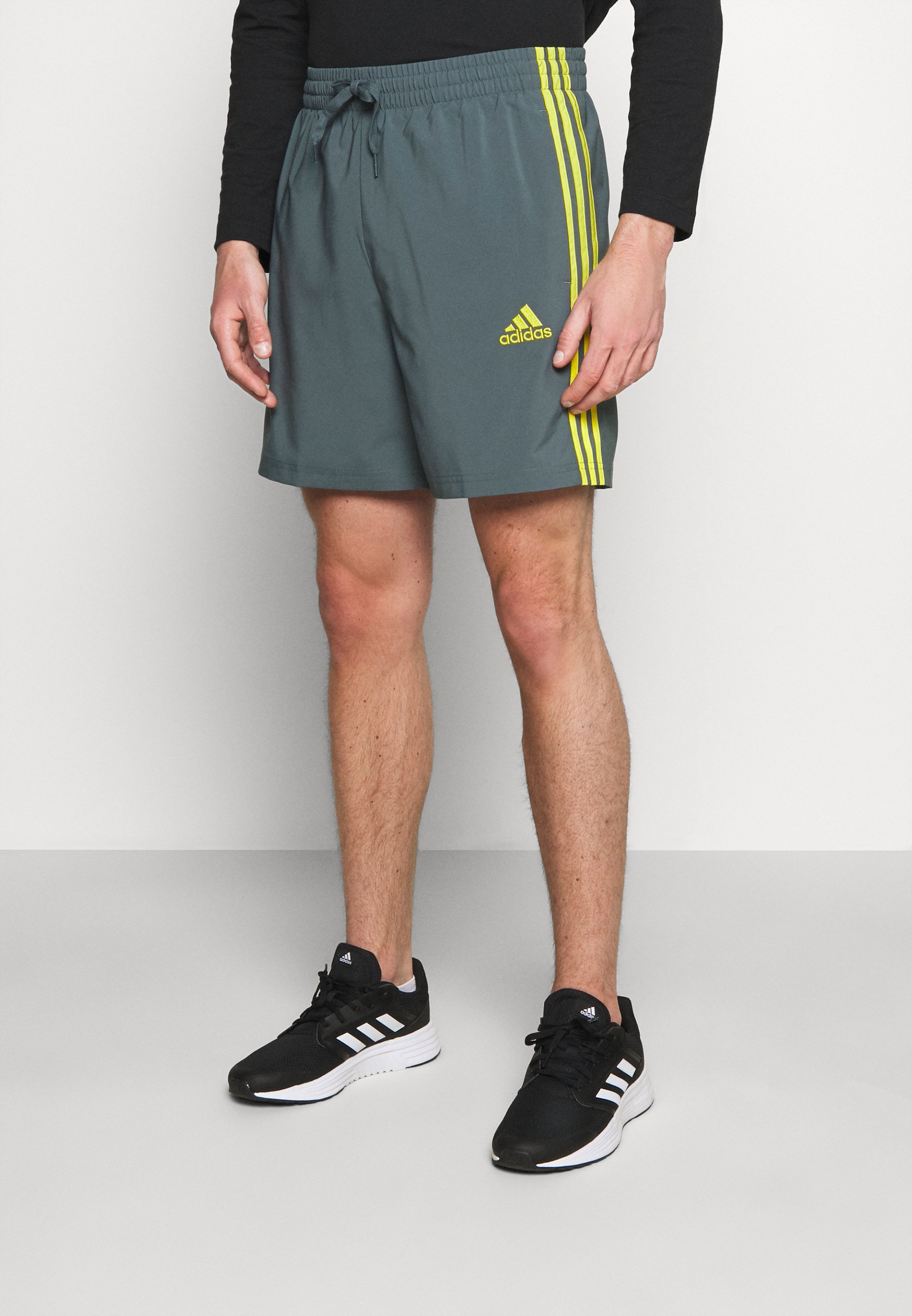 adidas Performance AEROREADY ESSENTIALS CHELSEA STRIPES - Pantaloncini  sportivi - bluoxi/yellow/grigio - Zalando.it
