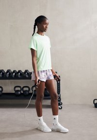 adidas Performance DESIGNED - T-shirt till träning - semi green spark