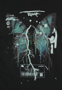 Tessuto nero con grafica di una farfalla in turchese e viola con fulmini, schizzi bianchi e dettagli a codice a barre nella parte inferiore.