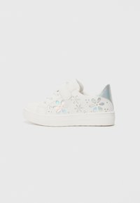 Vita sneakers med kardborreband, med utskurna blommönster, iriserande detaljer på hälen och en texturerad gummisåle.