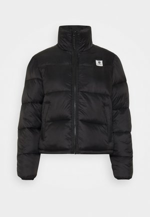 Chaqueta puffer negra recortada con cuello alto, cremallera frontal, dos bolsillos y pequeña etiqueta rectangular de la marca en el lado izquierdo del pecho.