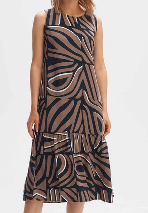 Robe marron sans manches avec motif abstrait tourbillonnant noir et blanc, corsage ajusté et détail de jupe froncée à hauteur du genou.